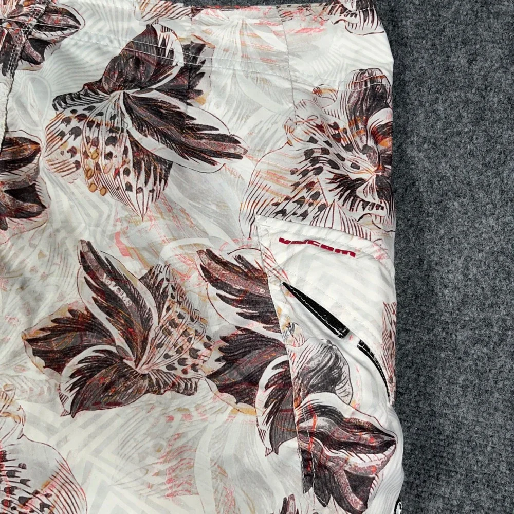 VTG Y2K Volcom Numero 2 Mod Board Shorts Mens 34 Floral Print‎ Swim Trunks White